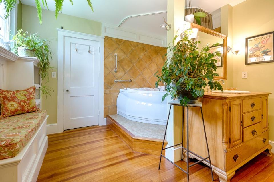 Howarth House Bed And Breakfast Fitchburg Eksteriør bilde