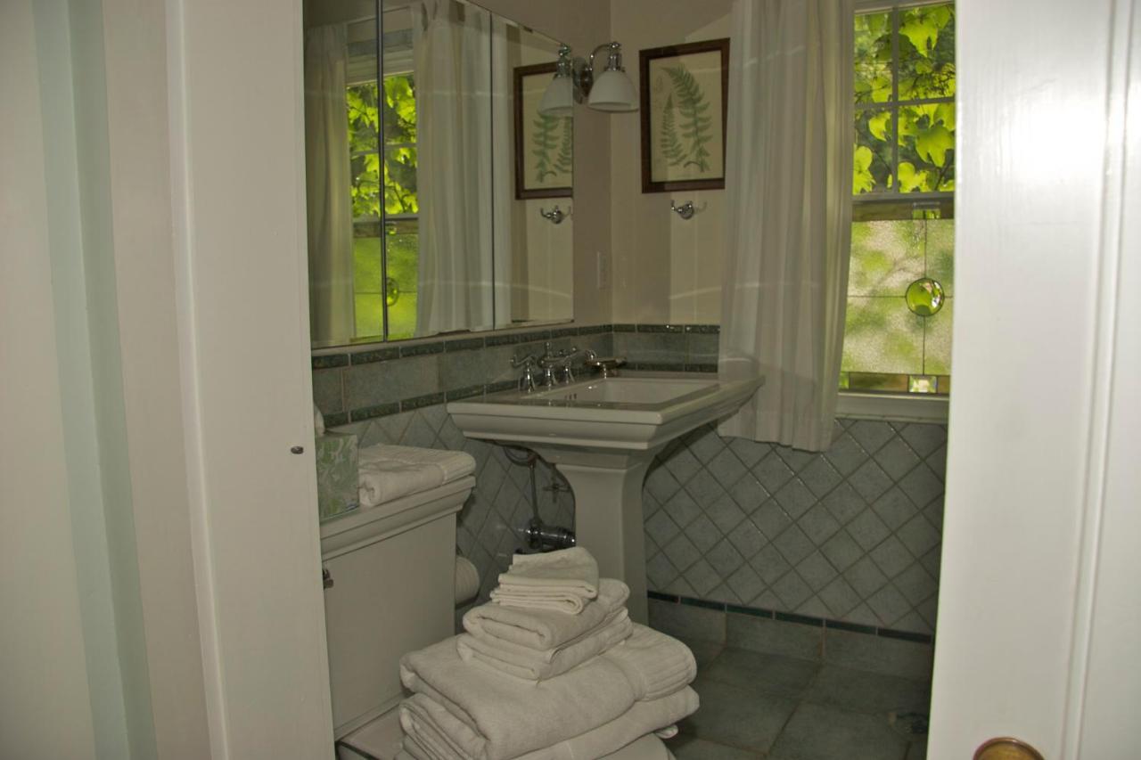Howarth House Bed And Breakfast Fitchburg Eksteriør bilde